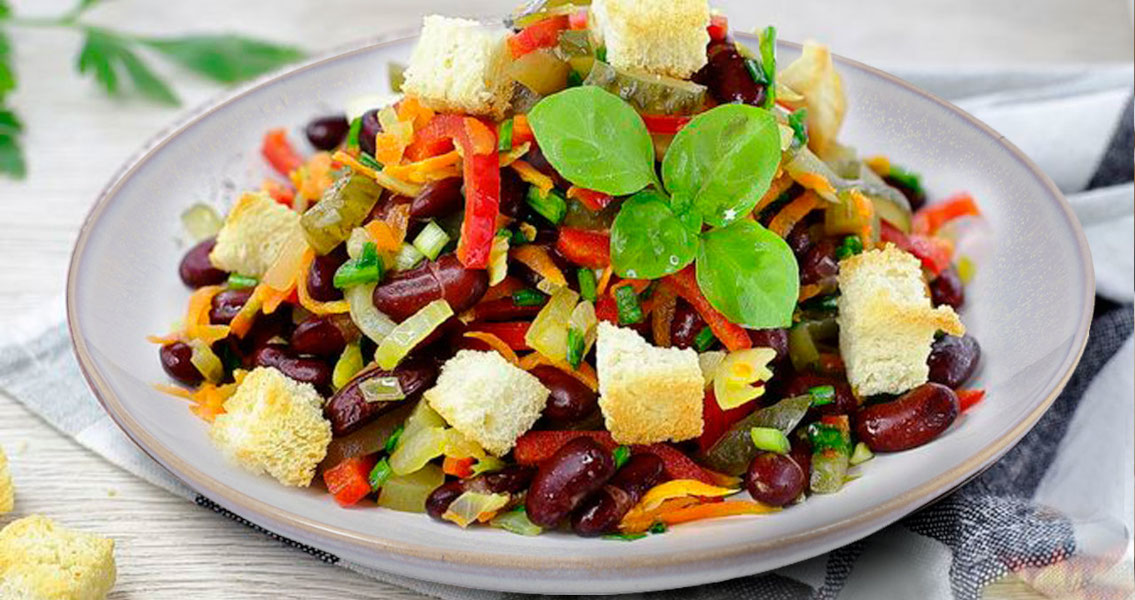 Салат с фасолью и сухариками рецепт классический