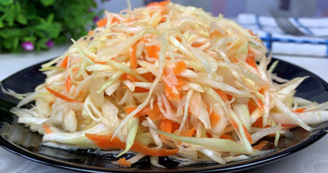 Весенний салат витаминный из капусты и моркови