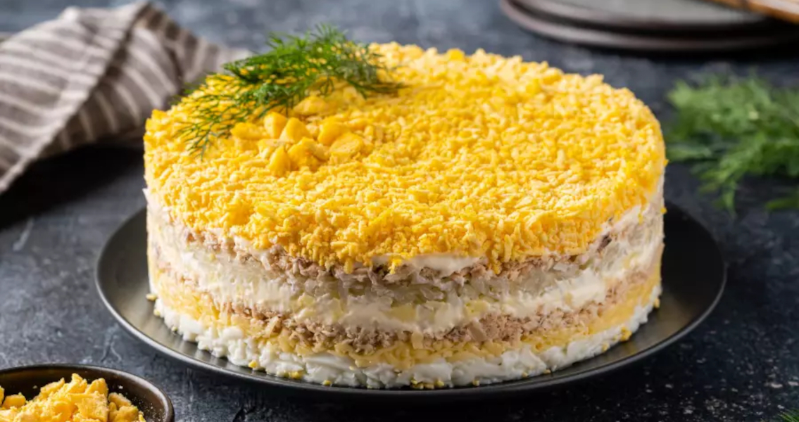 Салат мимоза с рыбными консервами и сыром