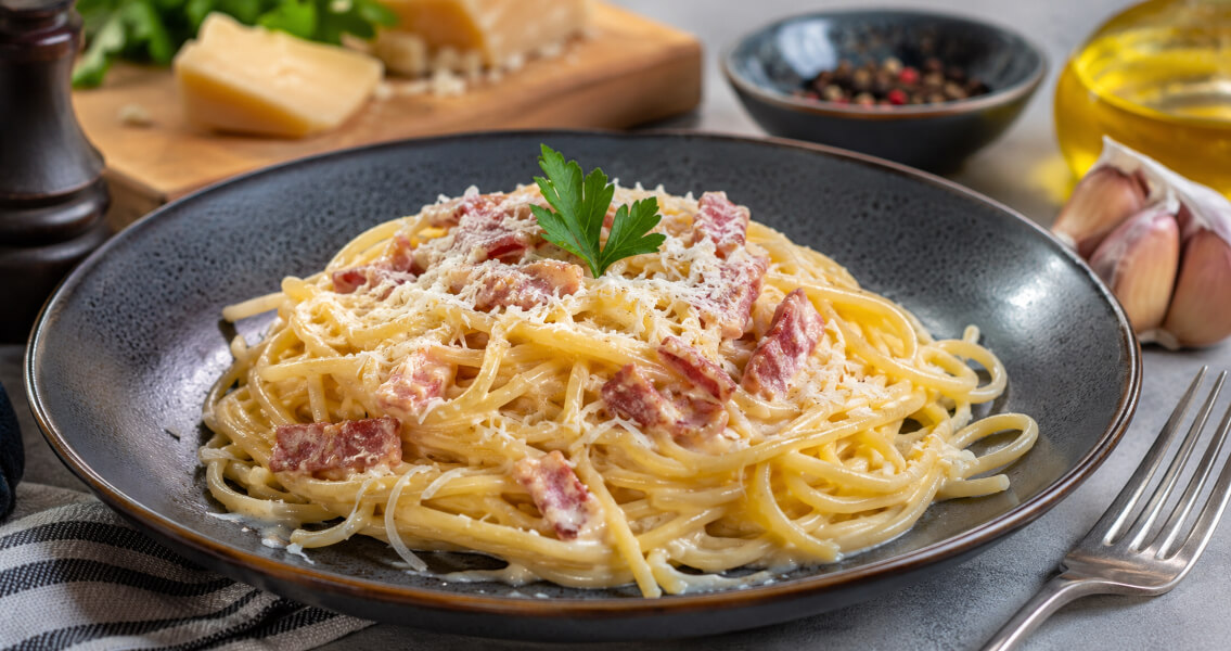 Спагетти карбонара с беконом и сливками