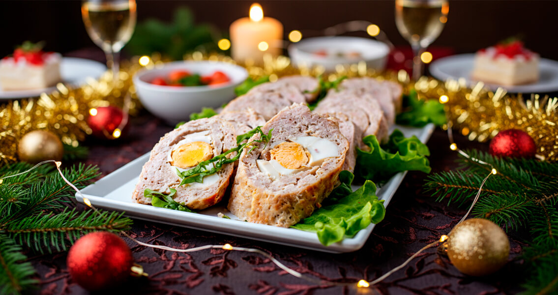 Король Новогоднего стола - праздничный мясной рулет с яйцом