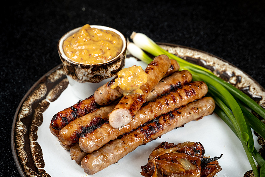 Как приготовить вкусные колбаски на гриле: рецепт для летнего барбекю - рецепт с фото пошагово