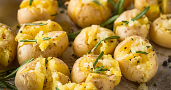 Молодая картошка в духовке — простой рецепт с хрустящей корочкой и ароматом лета