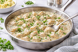 Куриное филе в сметанном соусе на сковороде