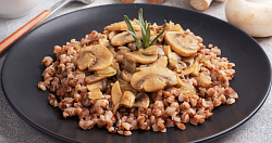 Гречка с грибами и луком - простое блюдо с богатым вкусом